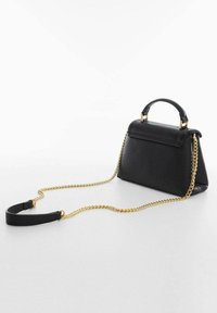 Czarna skórzana torebka o usztywnionej konstrukcji, z górnym uchwytem i złotym łańcuszkowym paskiem. Gładka faktura i minimalistyczne akcenty.
