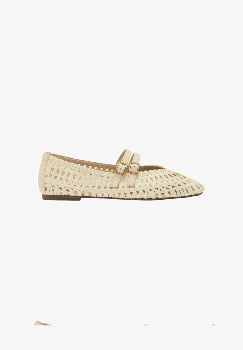 Zapato plano beige tejido con correas dobles de hebilla y tacón bajo, con un diseño de celosía abierta en la parte superior.