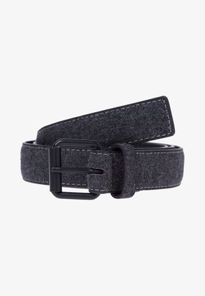 Ciemnoszary materiałowy pasek z widocznymi przeszyciami, czarną prostokątną metalową klamrą i pętlą, zwinięty na białym tle.