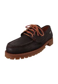 Zapato de barco de cuero negro con suela de goma marrón, que presenta cordones marrones y naranjas, detalles de costura y puntera redondeada.