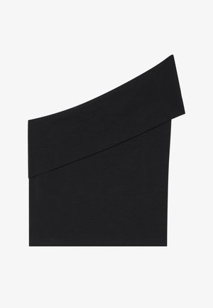 Asymetrický čierny top z jemnej tkaniny, s jedným širokým ramienkom a priliehavým strihom so spodným lemom v páse.