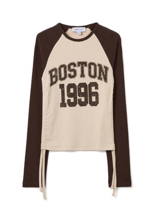 Sudadera de manga larga con mangas raglán marrones, cuerpo beige y un gráfico frontal que dice "BOSTON 1996" en una fuente negra en negrita con un diseño moteado.