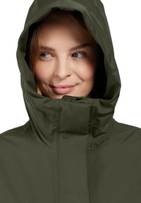 Olivgrüne wasserfeste Jacke mit hohem Kragen und verstellbarem Kapuze. Glatte Textur, minimale Nähdetails, für die Nutzung im Freien entworfen.