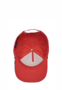 Rote Baumwollmütze von innen betrachtet, mit einem strukturierten Schirm, einem Netzfutter und bedrucktem Text innen. Verstellbarer Riemen hinten.