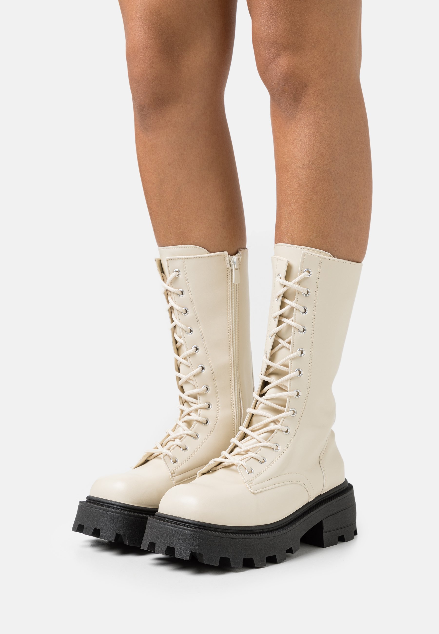 bottes avec lacets arrière