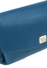 Blauwe leren clutch met een soepele textuur, rechthoekige vorm, gouden hardware met een sluiting en contrasterende stiksels.