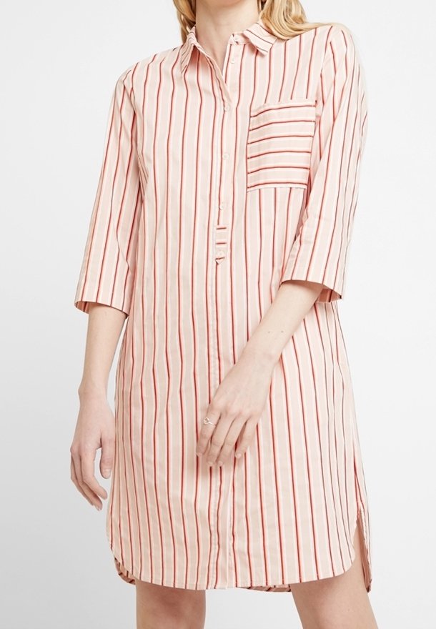 Vestido de camisa a rayas rosa y blanco con frente abotonado, cuello, mangas tres cuartos, un bolsillo en el pecho y aberturas laterales.
