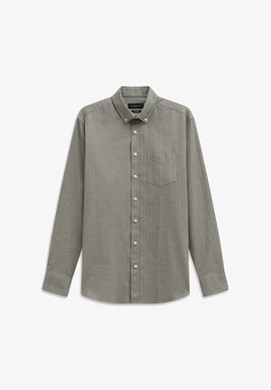 Camicia grigia a maniche lunghe con colletto a bottoni e taschino singolo, stesa su uno sfondo bianco.