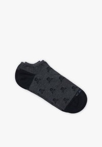 Calcetín de algodón gris hasta el tobillo con patrón de calaveras negras, acentos oscuros en la puntera y el talón, puño acanalado, textura suave y detalles de costura reforzada.