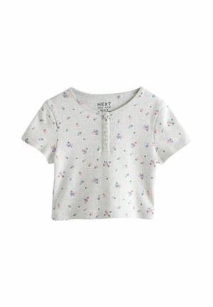 Világosszürke, rövid ujjú, rövidített ing apró rózsaszín és kék virágmintával, az elején négy gombos kivágással a nyakrésznél.