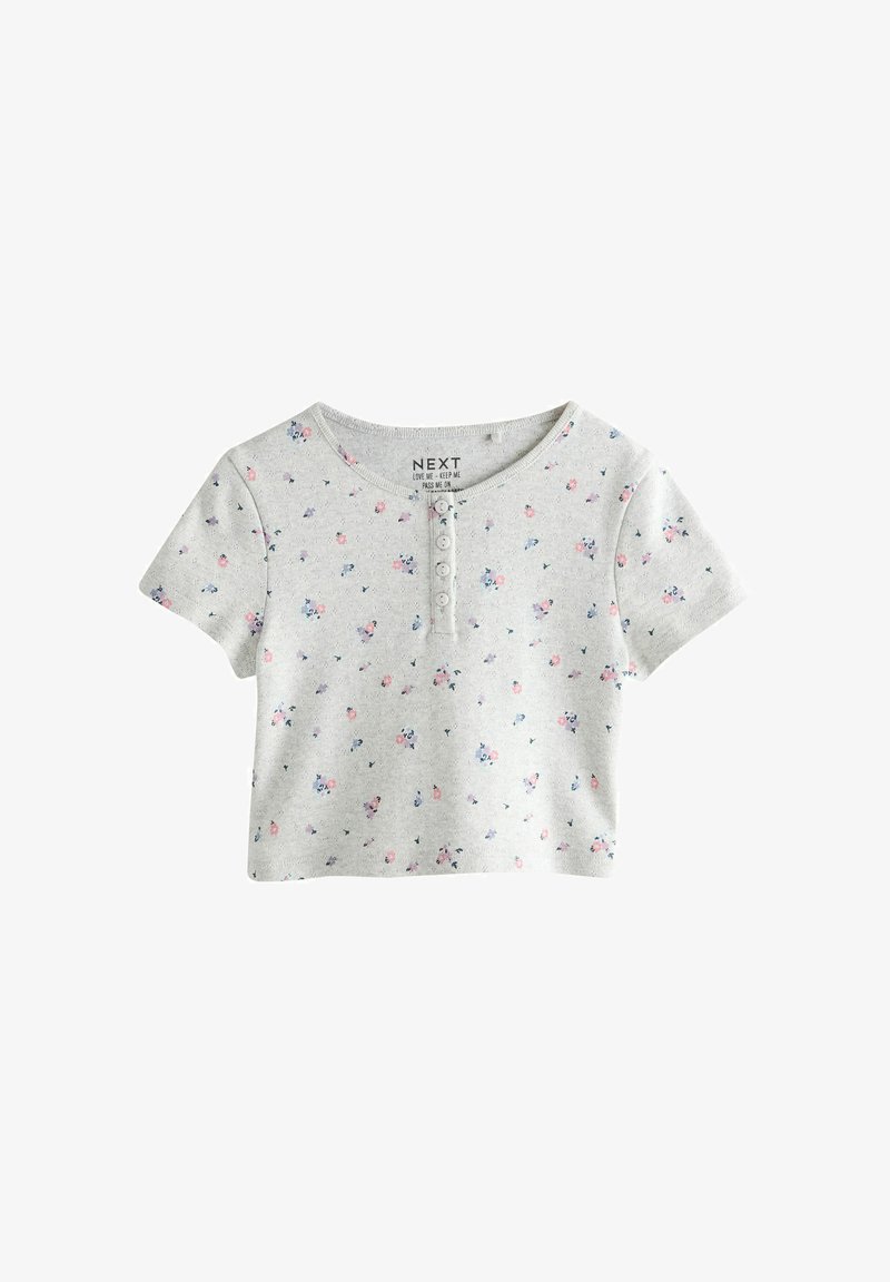Chemise courte à manches courtes gris clair avec un petit imprimé floral rose et bleu et une patte de boutonnage à quatre boutons au niveau de l'encolure avant.