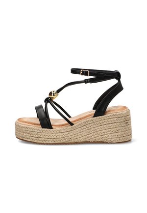Sandalia cuña negra con tiras, hebilla en el tobillo y cuenta dorada decorativa, con suela de plataforma trenzada de fibra natural.