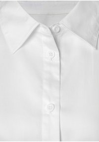 Hvid bluse med krave lavet af et glat, shiny stof med knaplukning og standardkrave; minimalistisk design uden mønstre eller accenter.