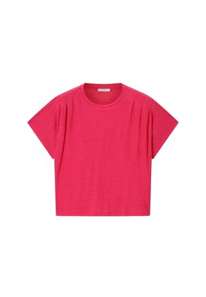 Felroze blouse met korte mouwen, een ronde halslijn en kleine plooien bij de schouders, getoond op een witte achtergrond.
