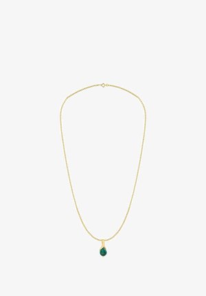 Zelta metāla ķēdes kaklarota ar zaļu asaru formas dārgakmens piekariņu, izstrādāta ar gludu virsmu un smalkiem dekoratīviem elementiem.