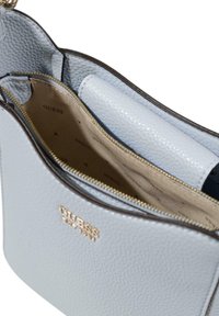 Borsa a tracolla in pelle blu chiaro con finitura a ciottoli, dotata di una cerniera dorata, con un compartimento interno rivestito in beige e con motivi stampati.