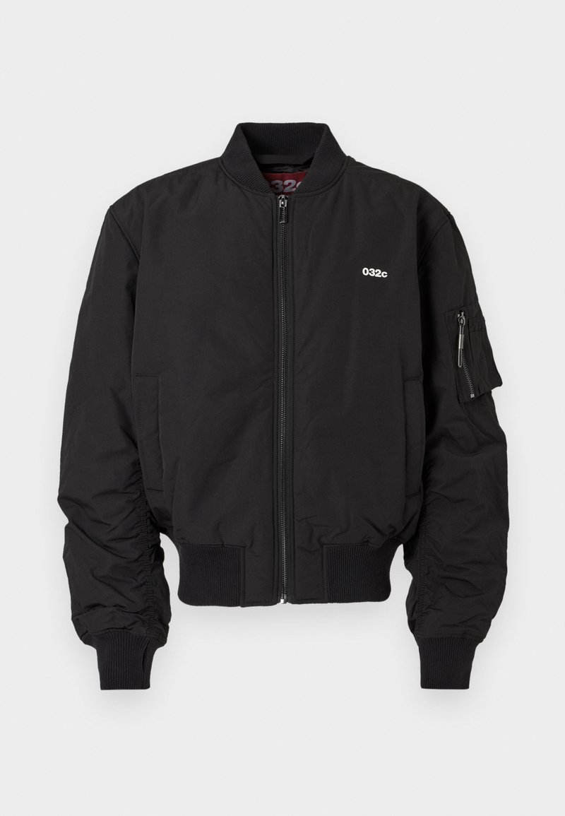 Schwarze Bomberjacke mit Reißverschluss, gerippten Bündchen und Seitentaschen. Sie verfügt über ein kleines Logo auf der Brust und eine Tasche an dem linken Ärmel.