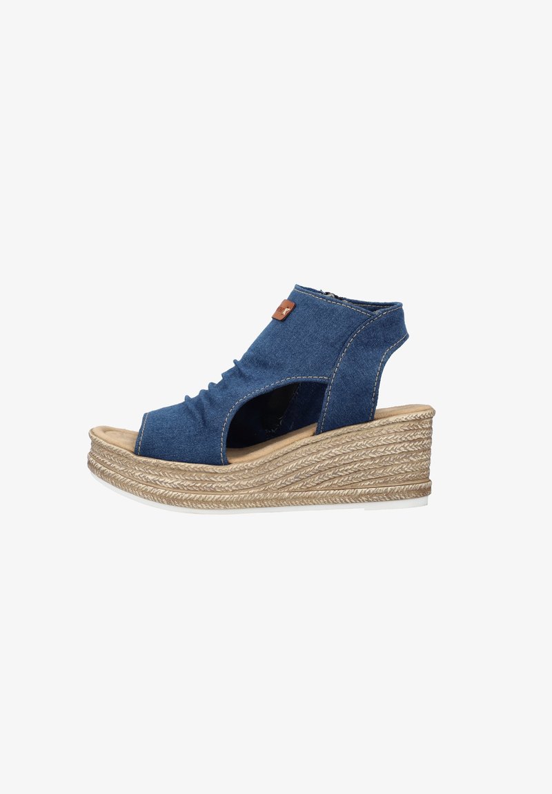 Sandale compensée en denim bleu avec bout ouvert, découpes latérales et semelle plateforme en jute tressé.