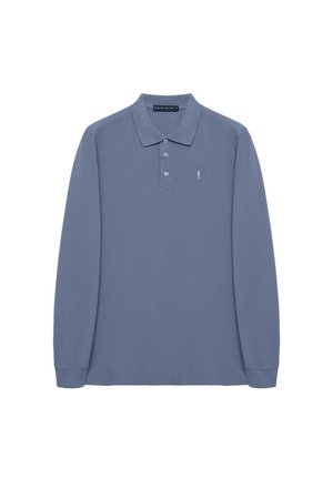 Langärmeliges blaues Polohemd mit drei weißen Knöpfen und kleinem, eingesticktem Golfspieler-Logo auf der linken Brust, Kragen umgeklappt.