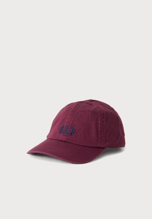 Bordeauxrode baseballpet met gebogen klep en marineblauw geborduurd "GAP" logo aan de voorkant, getoond op een effen lichte achtergrond.