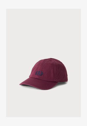 Vinrød baseballkasket med buet skygge og mørkeblåt broderet "GAP" logo foran, vist på ensartet lys baggrund.