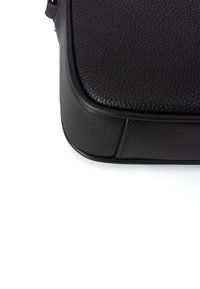 Borsa a tracolla nera in pelle con superficie testurizzata, bordi lisci, forma rettangolare e design semplice e minimalista.