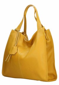 Borsa a spalla in pelle gialla con texture morbida, design morbido, doppi manici e un piccolo tag decorativo. Caratterizzata da un dettaglio di cucitura sul davanti.