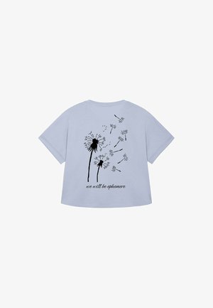 Hele sinine T-särk mugava lõikega, mille seljal on musta võilille grafika ja tekst "me oleme ajutised". Lühikesed varrukad.