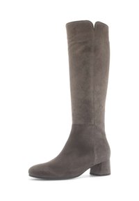 Stivale in suede al ginocchio di colore grigio scuro, con punta rotonda, tacco basso a blocco e un profilo pulito con dettaglio della cucitura posteriore.