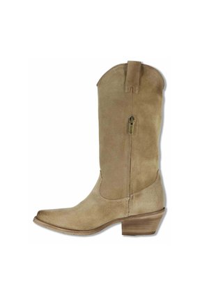 Stivale da cowboy in camoscio color cuoio a metà polpaccio con punta appuntita, zip laterale, linguetta e tacco in legno impilato.