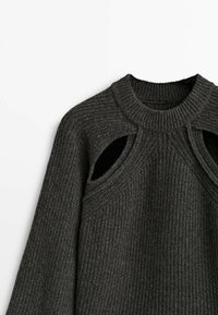 Ciemnoszary dzianinowy sweter z okrągłym dekoltem i wycięciami na ramionach, o prążkowanej fakturze na całej powierzchni.