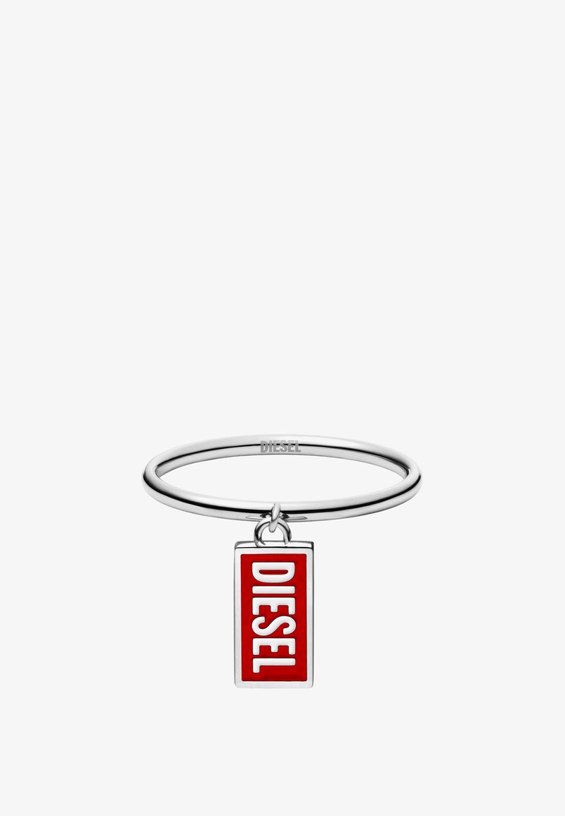 Hopeinen sävyinen rengas, jossa on sileä nauha. Siinä on punainen suorakulmainen riipus, jossa on valkoisella kohokohta "DIESEL". Yksinkertainen ja moderni muotoilu.