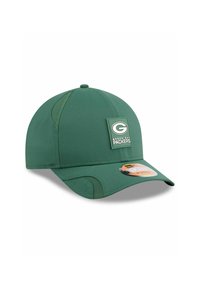 Grüner Baseballcap aus Stoff mit Netzakzenten. Verfügt über ein Logo-Patch auf der Vorderseite und einen gebogenen Schirm.