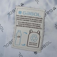 Etikett mit dem Text "GABOL", der umweltfreundliche Materialien aus recycelten PET-Flaschen beschreibt. Visuelle Icons zeigen eine Flasche und ein Recycling-Symbol.