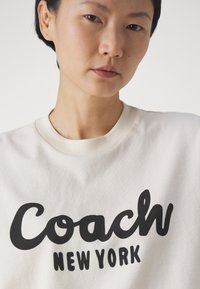COACH CURSIVE CROPPED - Marškinėliai su spaudiniu - cream