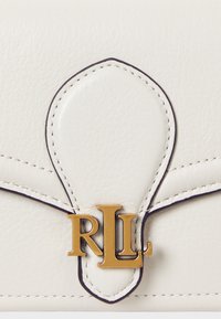 Hvit lær veske med lukking i gull RL-logo og detaljert søm på stropp og klaff.