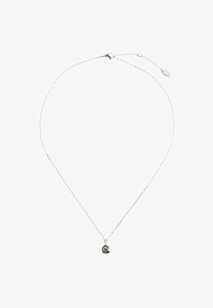 Nežnost verižice iz srebra z majhnim, okroglim, poliranim obeskom v obliki srca in nastavljivim zaklepom.