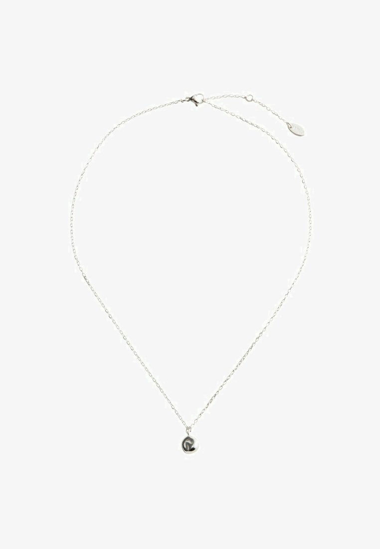 Collier délicat en chaîne d'argent avec un petit pendentif poli en forme de cœur rond et un fermoir réglable.