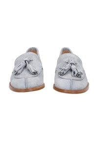 Graue Wildlederslipper mit Quastenakzenten und einer braunen Holzsohle, runder Zehenform und minimalen Nähdetails.