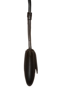 Zwarte leren clutch met een slanke vorm, voorzien van een textuur en een hangende strap voor eenvoudig dragen. Eenvoudige, minimalistische ontwerpaccenten.