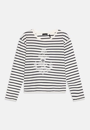 Hvid skjorte med lange ærmer med sorte horisontale striber og et hvidt ankerdesign broderet på brystet.