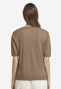 Brun strikket kortærmet trøje med rund halsudskæring og ribstrikkede manchetter, der har en glat tekstur og en afslappet pasform.