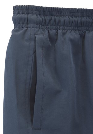 Marineblaue Shorts mit elastischem Bund, Seitentaschen, glatter Oberfläche und dezenten vertikalen Streifen. Leichter Stoff, geeignet für legere Anlässe.