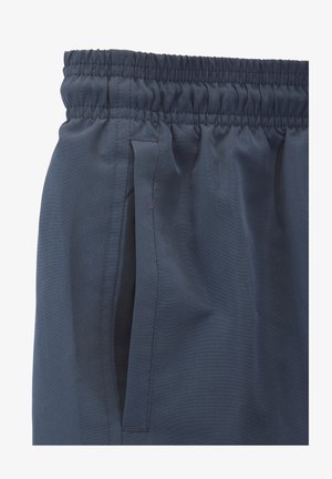 Marineblaue Shorts mit elastischem Bund, Seitentaschen, glatter Oberfläche und dezenten vertikalen Streifen. Leichter Stoff, geeignet für legere Anlässe.