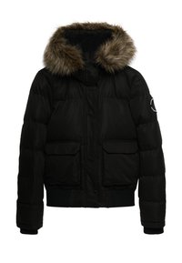 Sort dunjakke med en hætte foret med pels, to forlommer, ribbede manchetter og lynlås foran. Glat tekstur, isoleret design.