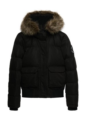 Zwarte pufferjack met een met bont gevoerde capuchon, twee voorzakken, geribbelde manchetten en een ritssluiting aan de voorkant. Gladde textuur, geïsoleerd ontwerp.