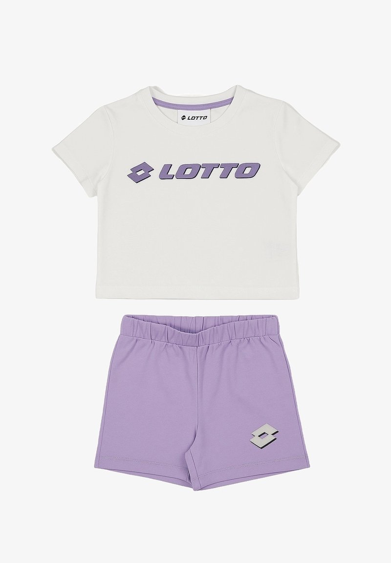 Completo sportivo a due pezzi con una maglietta corta bianca con logo viola "LOTTO" e pantaloni corti lilla abbinati con dettaglio argentato del logo.