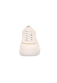 Bílé kožené tenisky s tlustou bílou podešví, zaoblenou špičkou a minimalistickým designem. Vybavené tkaničkami a jemným žlutým akcentem na svršku.