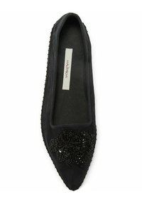 Chaussure plate en daim noir à bout pointu, ornée de motifs floraux en perles et dotée d'une entrée élastiquée pour un enfilage facile.