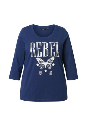 Marineblaues Langarm-T-Shirt mit Rundhalsausschnitt und weißer Grafik, die das Wort "REBEL", einen Schmetterling und Sterne zeigt. Glattes Baumwollmaterial.